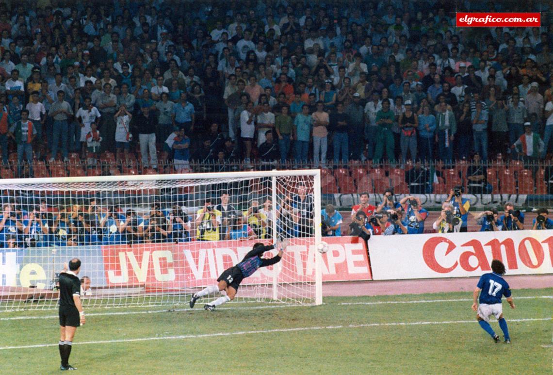 Goycochea ataja su primer penal a Donadoni. La Selección argentina convertiría todos sus penales de la tanda (Maradona, Olarticoechea, Serrizuela y Burruchaga).
