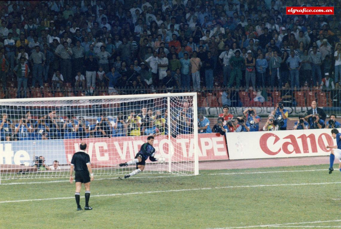 El arquero argentino detiene el penal de Serena. Una atajada que vale una final del Mundo. Goycochea empezó como suplente, pero tras la fractura de Pumpido, ocupó el arco argentino.