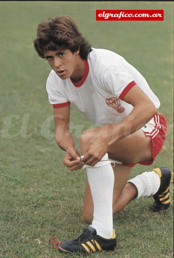 Una imagen del pibe de 19 años que llegó a Huracán para escribir las páginas más gloriosas de la historia del equipo de Parque de los Patricios.