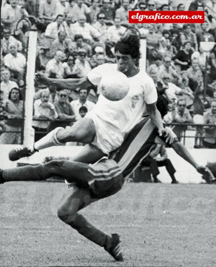A Houseman lo cruzaban fiero en todos los partidos, pero el Loco, además de firuletear, también ponía fuerte.