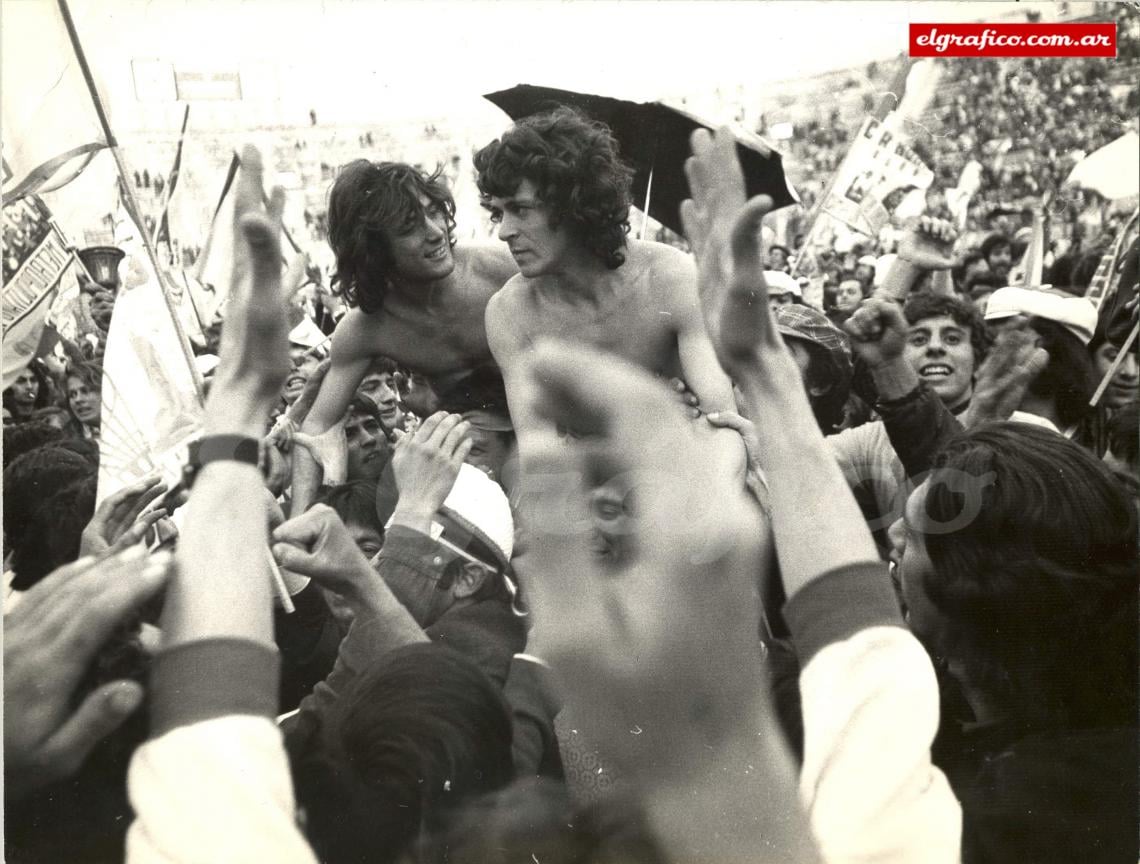 René Houseman, una de las figuras del Huracán campeón del Metro 1973, en la vuelta olímpica llevado en andas por los hinchas que lo adoraban. Junto a él, Alfonso Roma.