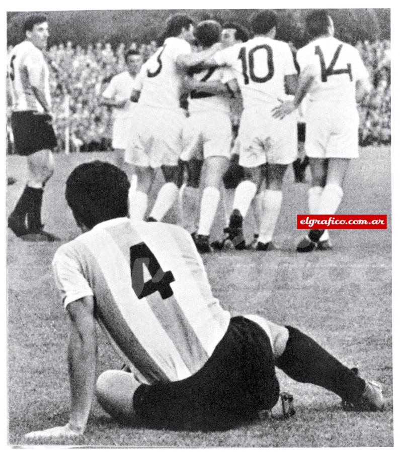 Imagen Una foto símbolo. Lombardo en el piso, abatido, la resignación de Pipo Rossi y el festejo de los checos, que contaron hasta seis. La derrota más holgada en una Copa del Mundo.