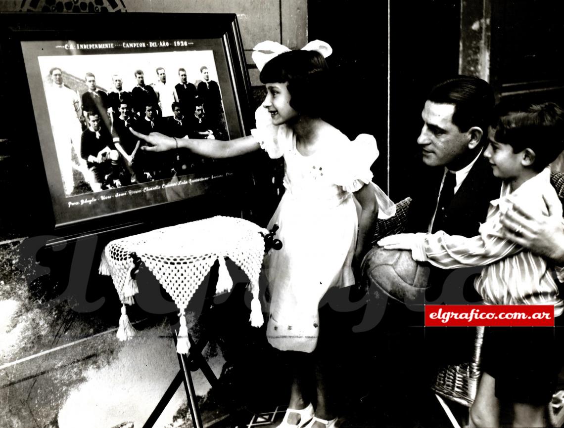 Imagen 1934. La hija de Lalín señala al papá en una foto del Independiente campeón invicto de 1926. Alberto ya estaba retirado. (Foto: Garabito)