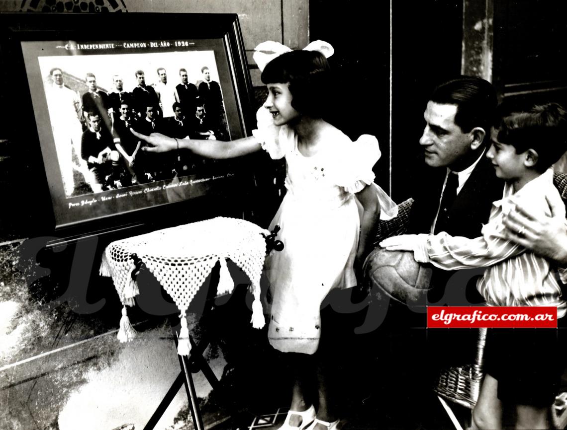 1934. La hija de Lalín señala al papá en una foto del Independiente campeón invicto de 1926. Alberto ya estaba retirado. (Foto: Garabito)