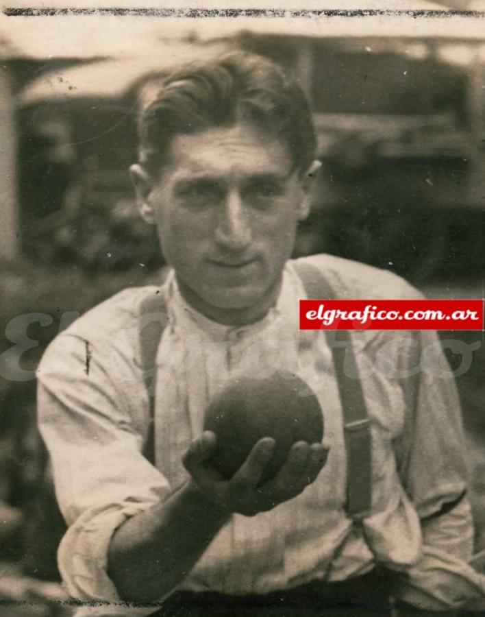 Pedro Calomino jugando a otro de sus deportes favoritos: las bochas.