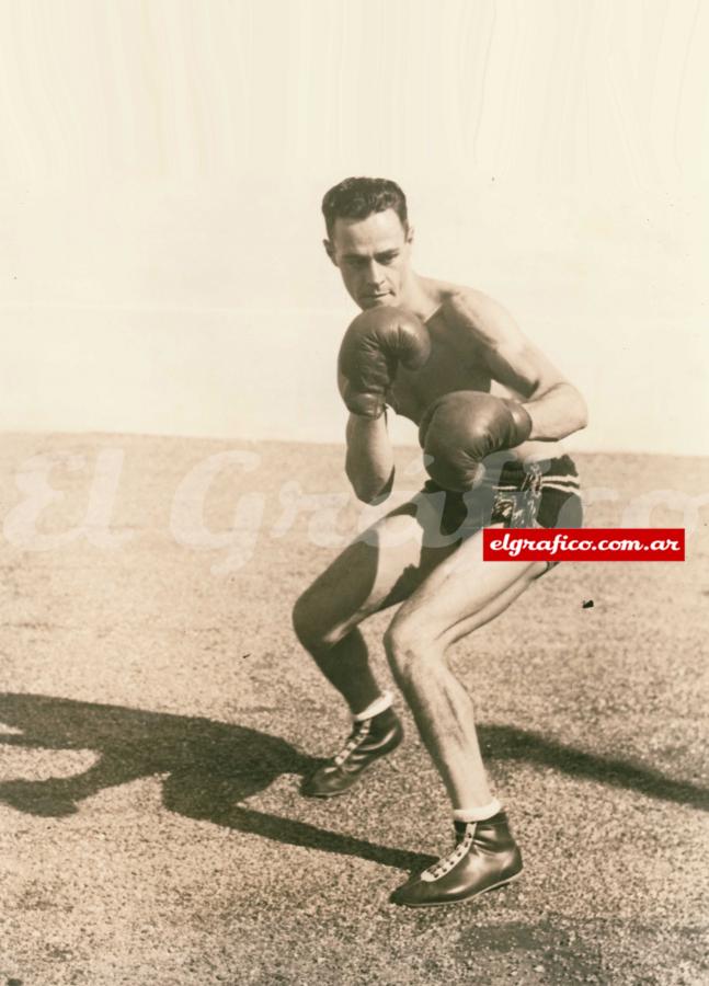 Antonio Castroviejo posa para el fotógrafo de El Gráfico.