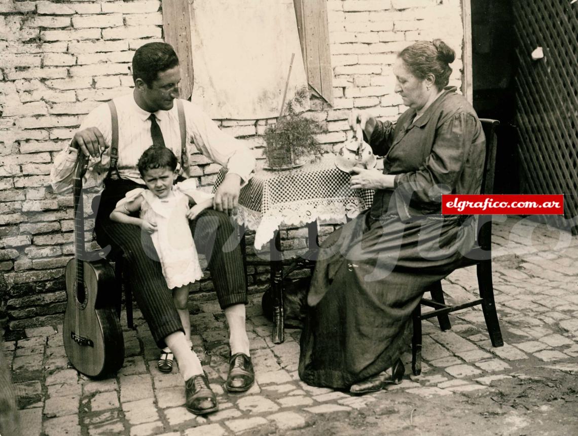 Imagen Joya del archivo de El Gráfico: la madre de Victorio Campolo le ceba un mate a su hijo apoyado en la guitarra 