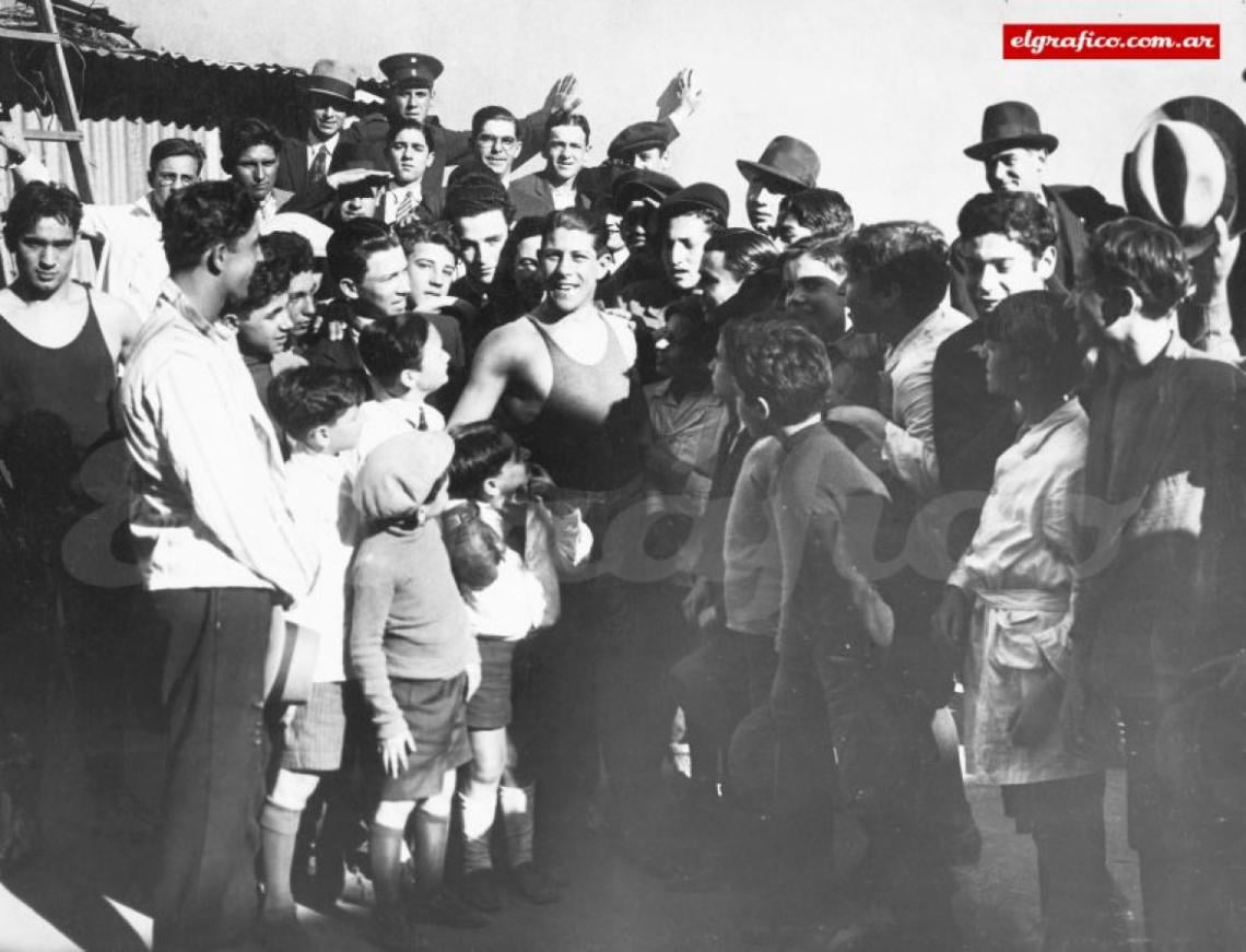 Justo Suárez rodeado de la gente que lo adoraba. El Torito fue el primer ídolo popular de los que menos tienen.