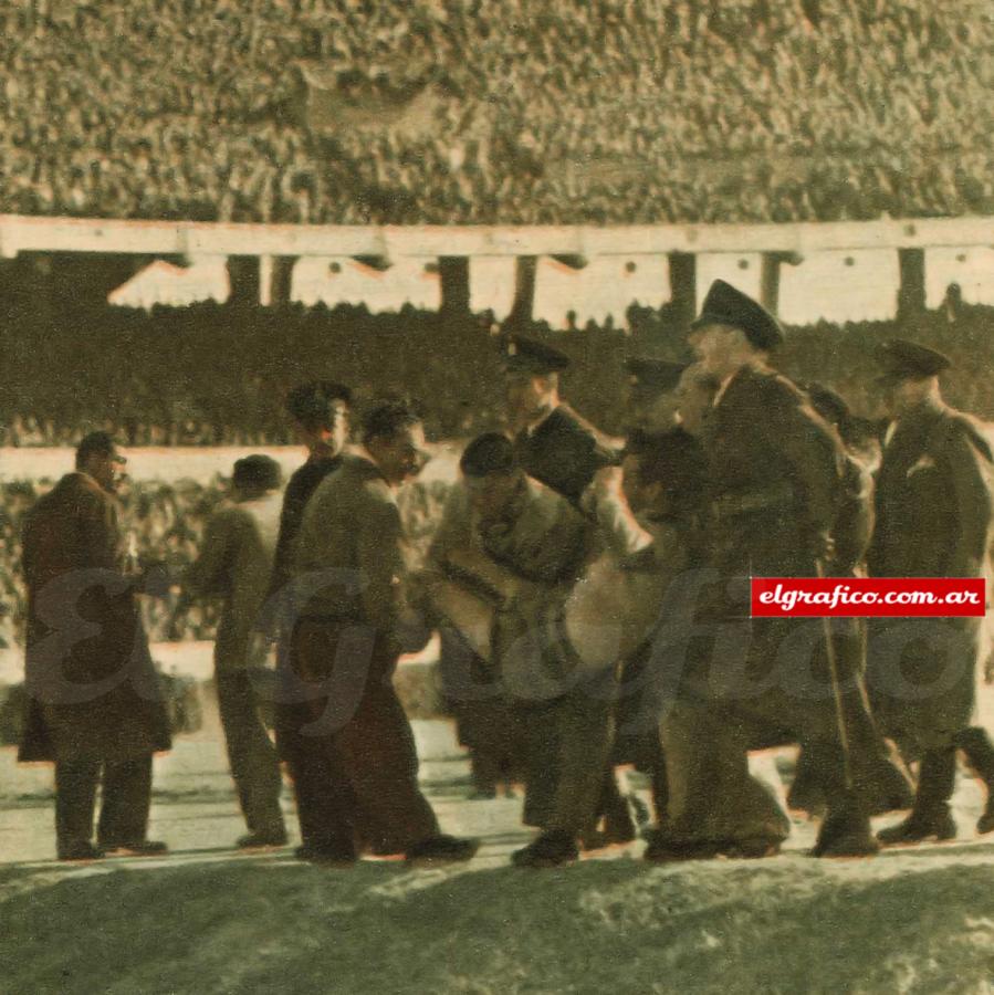 Imagen Al ser expulsado del campo. Luego de agredirse con Gambardella, Adamo sufrió una crisis de nervios. También se expulso a Allegri y Mendiburu.