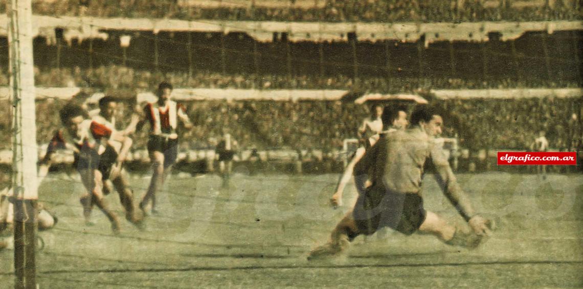 Imagen Primer gol de Vélez: Conde, peligroso entreala derecho, venció a Carrizo con un fuerte shot cruzado desde escasa distancia.