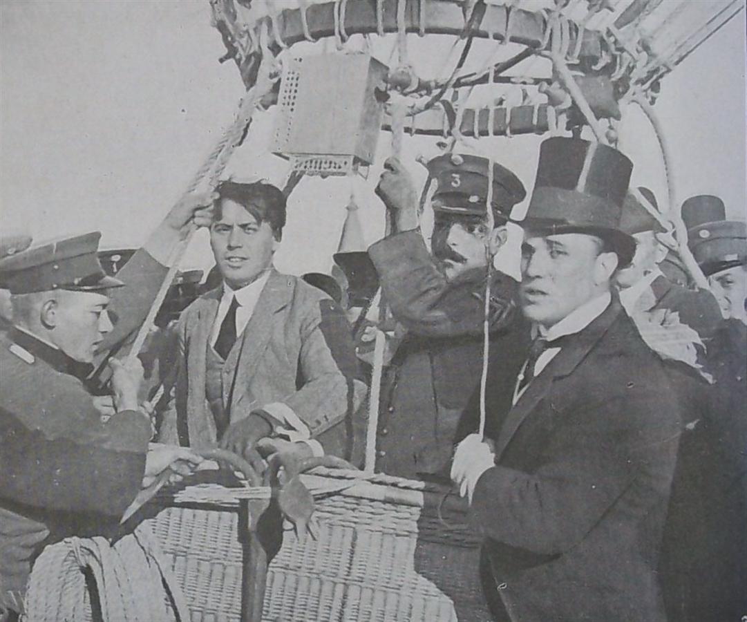 Imagen 1908. Jorge Newbery, de galera, asiste a su hermano Eduardo y al sargento Romero. Unas horas después ambos tripulantes desaparecerían a bordo del globo “Pampero”.