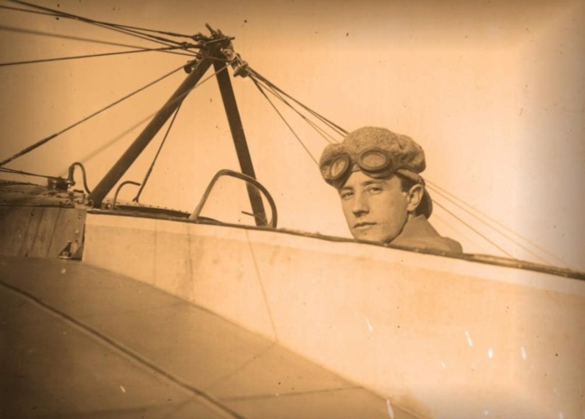 Imagen del piloto Teodoro Fels, uruguayo de nacimiento, argentino por adopción. En 1912 el joven Fels despegó de El Palomar, cruzó el Río de la Plata y arribó a Carrasco en 2 horas con 20 minutos.