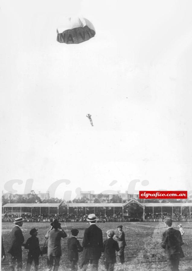 Imagen 1916. Carlos Grecco desciende en Buenos Aires en un paracaídas de su invención.