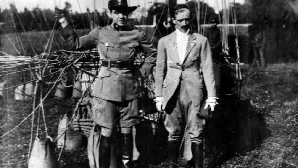 Imagen 1916. El capitán mendocino Zuloaga y el platense Bradley viajaron de Chile a Argentina en globo aerostático cruzando la cordillera de Los Andes.