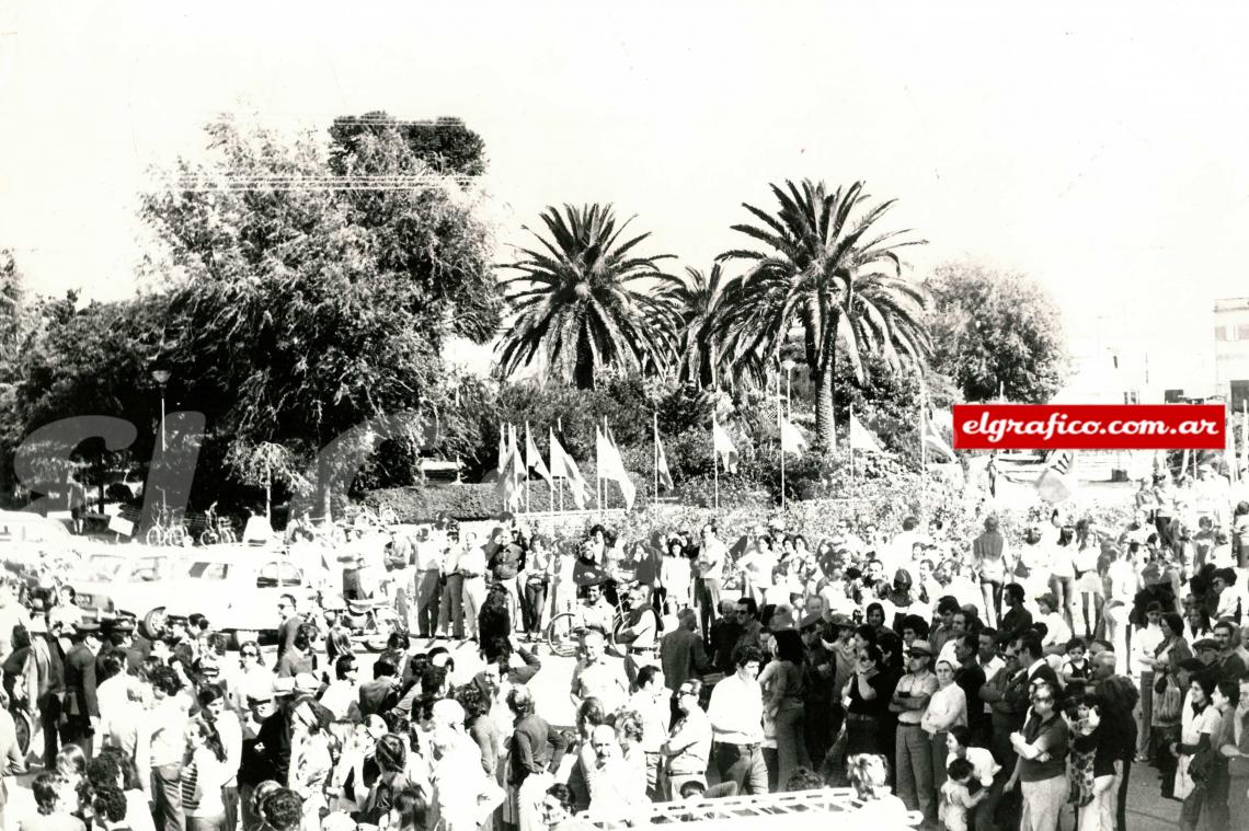 LA PLAZA EMBANDERADA. La multitud. Es que llega el “colchón” Frossasco y no hay que retacearle el apoyo.