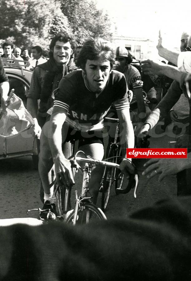 Imagen YA CRUZÓ LA META. Ya se le vinieron todos encima. Aunque no ganó la etapa, dos jornadas más tarde sería el ganador de la Vuelta De Córdoba 1975.