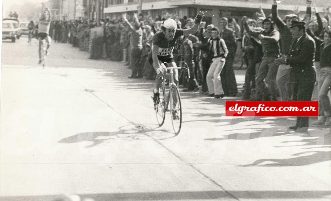 Imagen ESTA VEZ SÍ. Frossasco en la Vuelta de Córdoba del 77 pudo festejar el primer puesto en la etapa de Hernando. En la foto saludando a su gente.