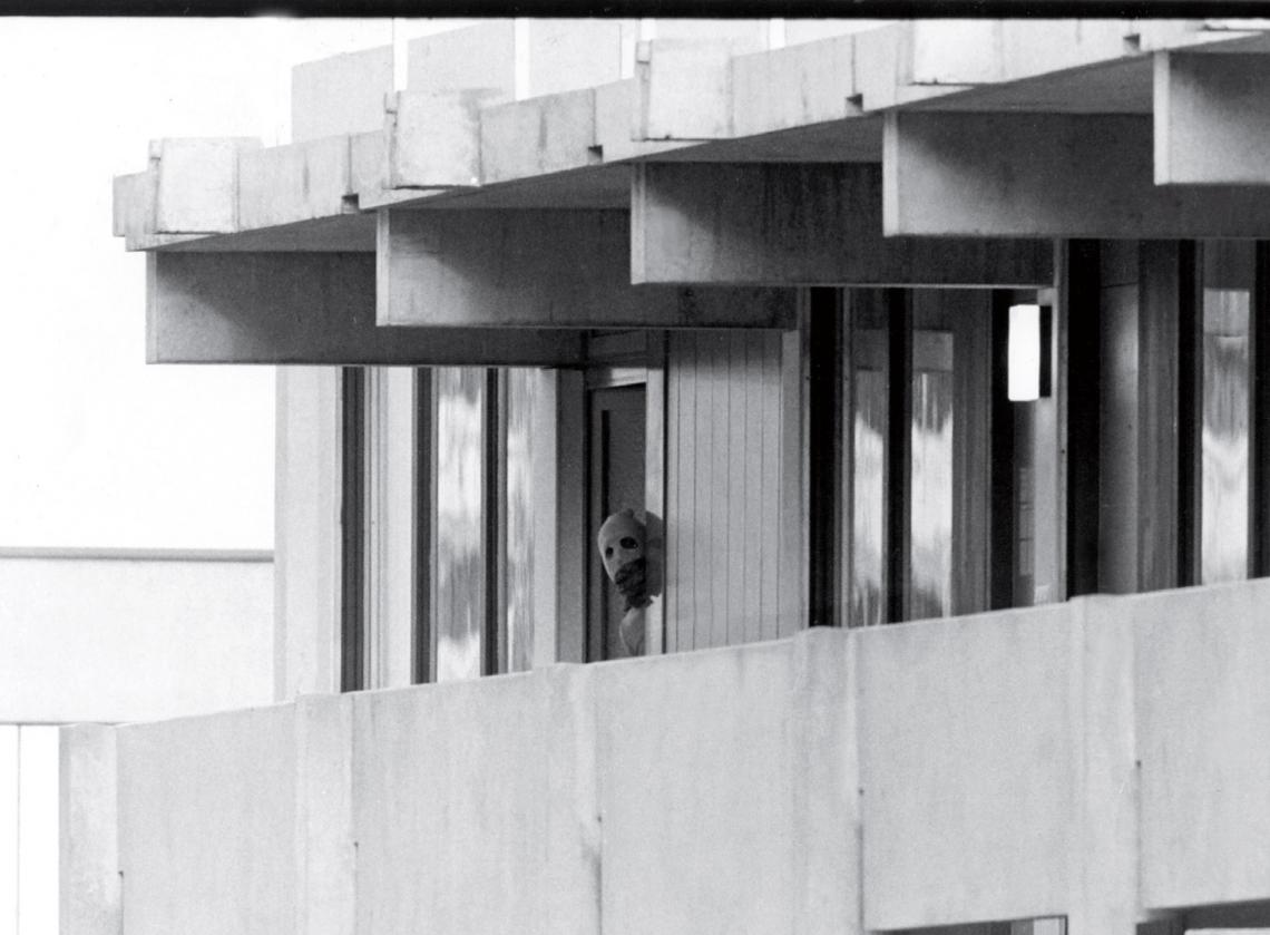 Imagen EL HORROR en la Villa Olímpica. Un terrorista encapuchado, vigilando desde su particular atalaya. Munich vivió momentos difíciles de creer cuando se iniciaron los Juegos.