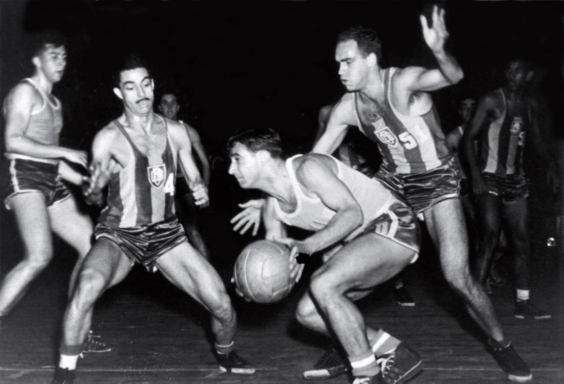 Imagen El Negro González con pelota dominada.