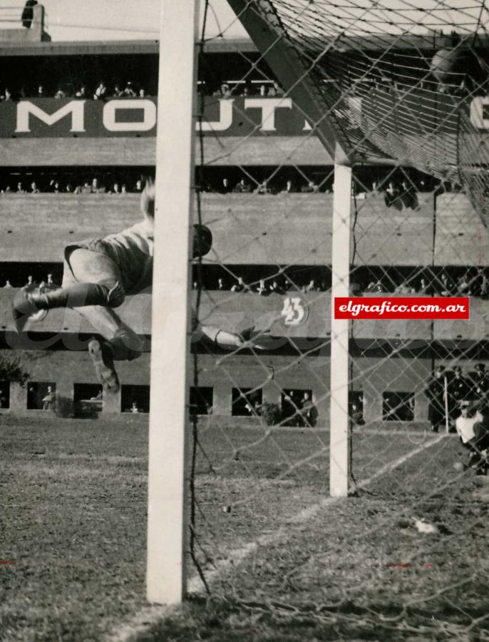 Imagen 1951. Marrapodi y una volada inaudita en La Bombonera para sacar un disparo de H. Gonzalez. (Foto Poliznetti)