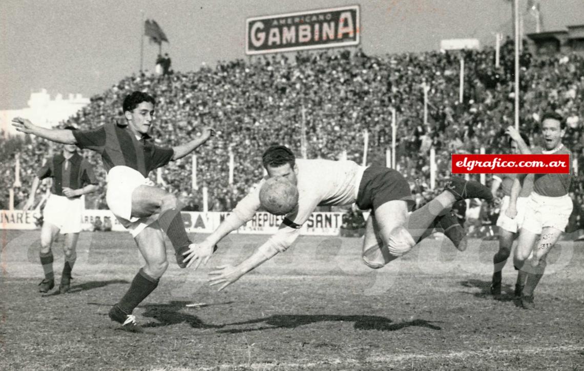 1954. Tirándose a los pies del Nene Sanfilippo.