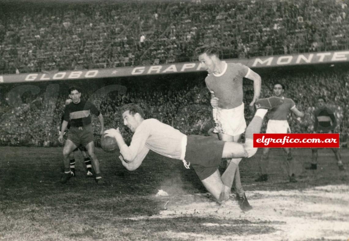 1954. Marrapodi detiene abajo un disparo de Navarro. El arquero era figura todos los domingos en Ferro. (Foto: Vázquez)