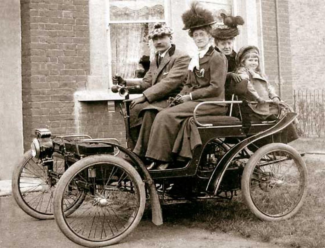 Imagen Decauville Voiturette, así se llamaba el primer automóvil a explosión de gasolina que ingresó en el país adquirido por Dalmiro Varela Castex en 1896.