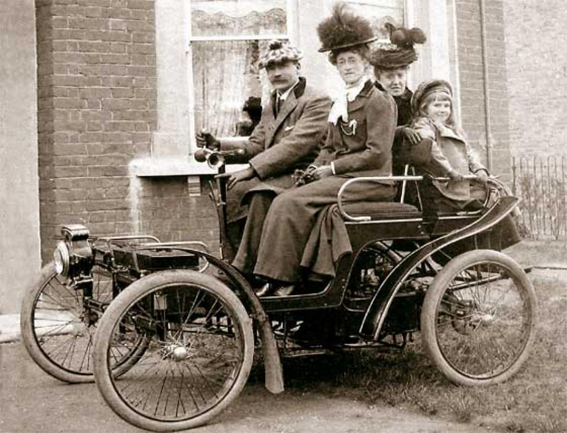Decauville Voiturette, así se llamaba el primer automóvil a explosión de gasolina que ingresó en el país adquirido por Dalmiro Varela Castex en 1896.