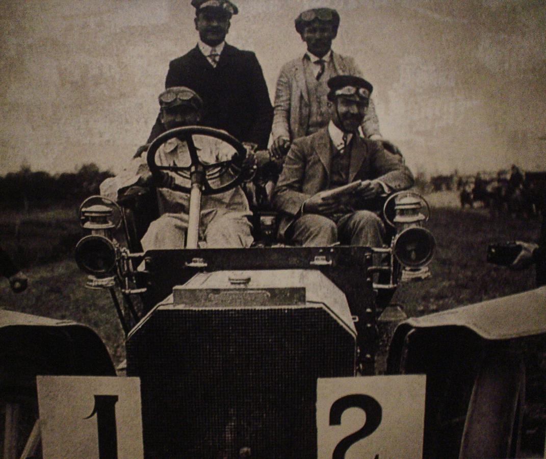 Máquinas similares a la de la foto participaron de la primer prueba automovilística que se disputó en el país.