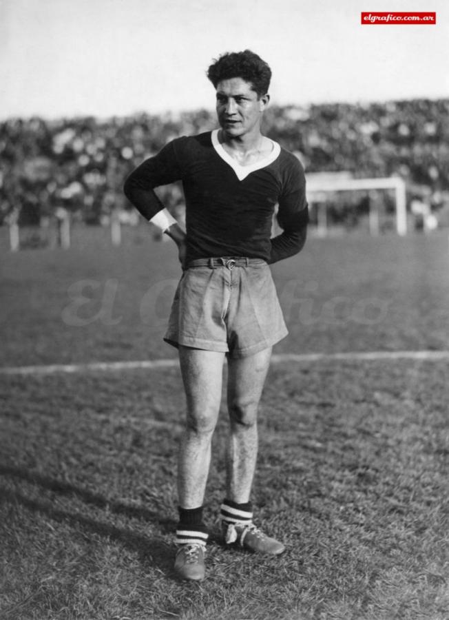 Imagen El paraguayo Arsenio Erico de Independiente, con 295 goles, es el mayor goleador de la historia del futbol argentino. Encabezó la tabla en tres torneos consecutivos: 1937,1938 y 1939 (foto tomada el 25 de octubre de 1937)