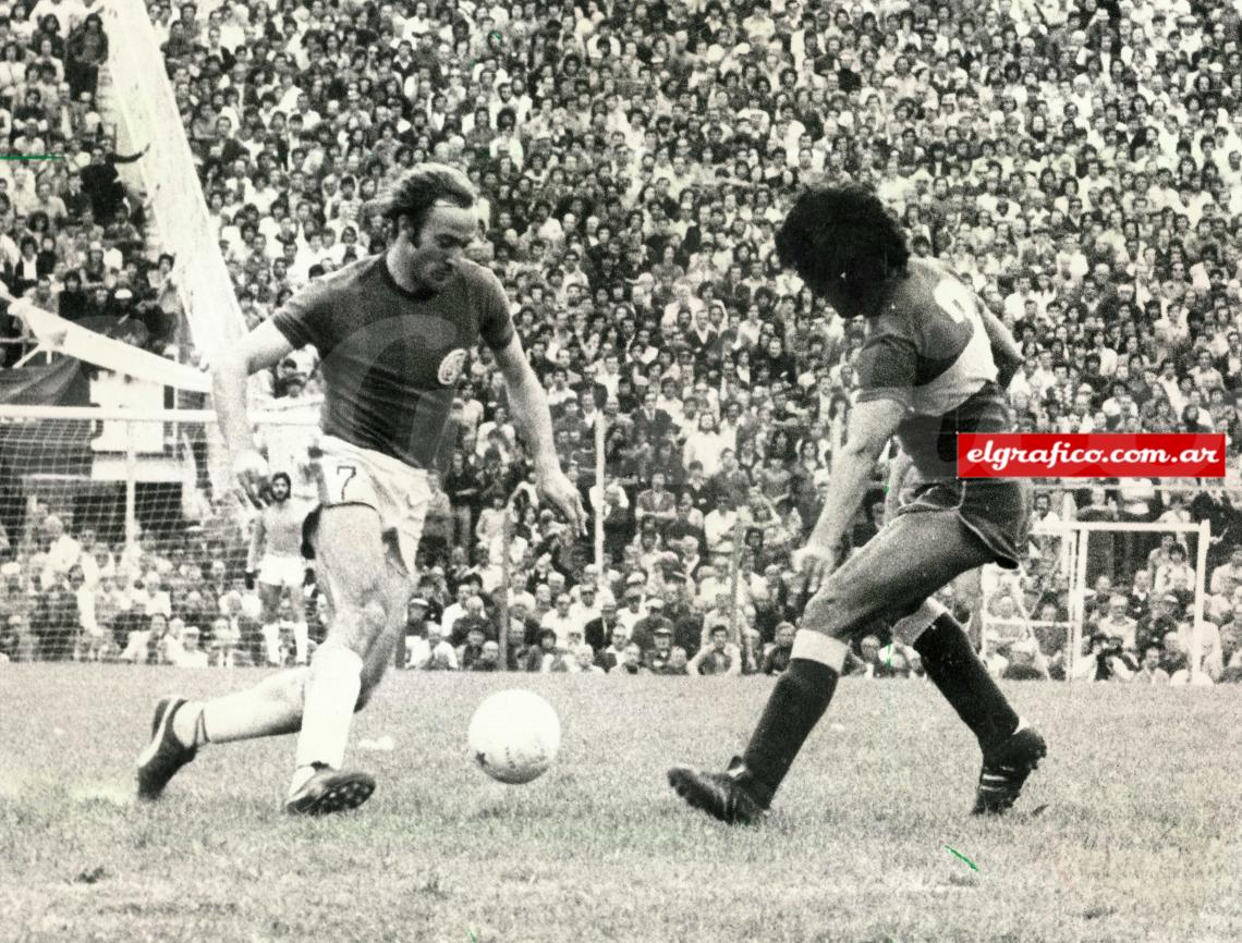 Imagen El gringo Héctor Scotta, en San Lorenzo, fue máximo artillero en los Torneos Metropolitano (32 goles) y  Nacional (28 goles) de 1975.