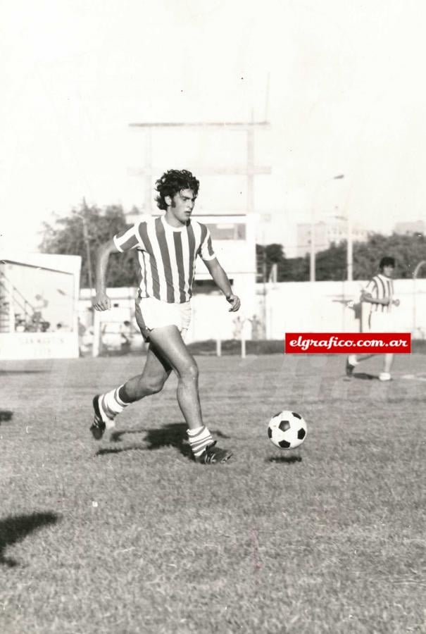 Imagen Mario Alberto Kempes en sus comienzos en Instituto. Hizo la friolera de 78 goles en 81 partidos por la Liga cordobesa.