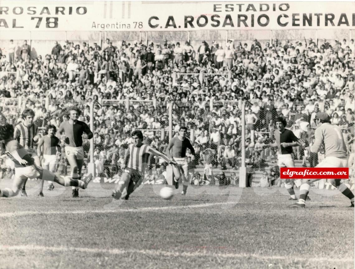 Imagen Central 3 - 0 N.O.B. Convirtiéndole el primero de sus dos goles que a Newell’s en un 3 a 0 del 75. Fue dos veces máximo artillero Nacional con Central: en el Nacional 74 y en el Metro 76.