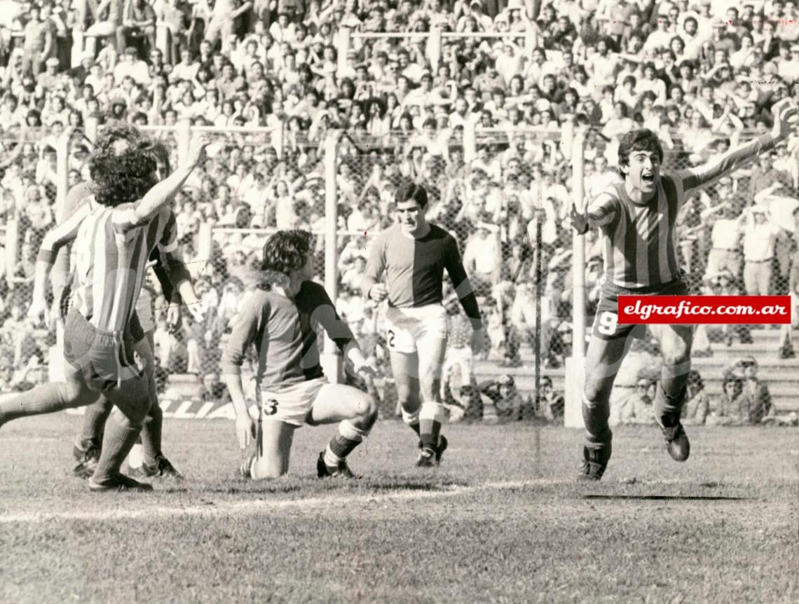 Imagen 1975. El grito del Matador en Rosario Central, casi calcado a los que pocos años después lo convertirían en una figura planetaria en la Selección Argentina en el Mundial 78.