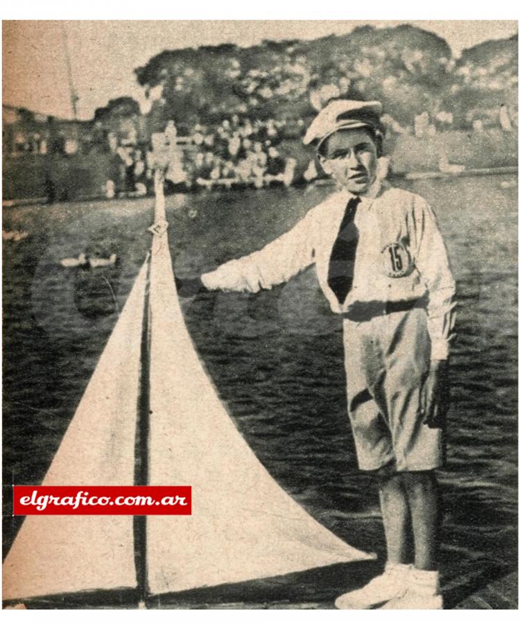 Imagen Un niño muestra orgulloso su embarcación