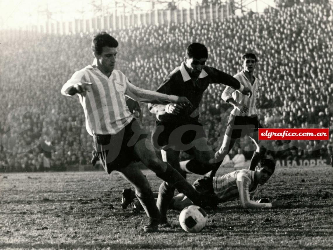 1965. Basile saliendo del fondo, detrás, su socio en la zaga Roberto Perfumo. En el futuro serían los primeros campeones intercontinentales de Argentina con el equipo de José.