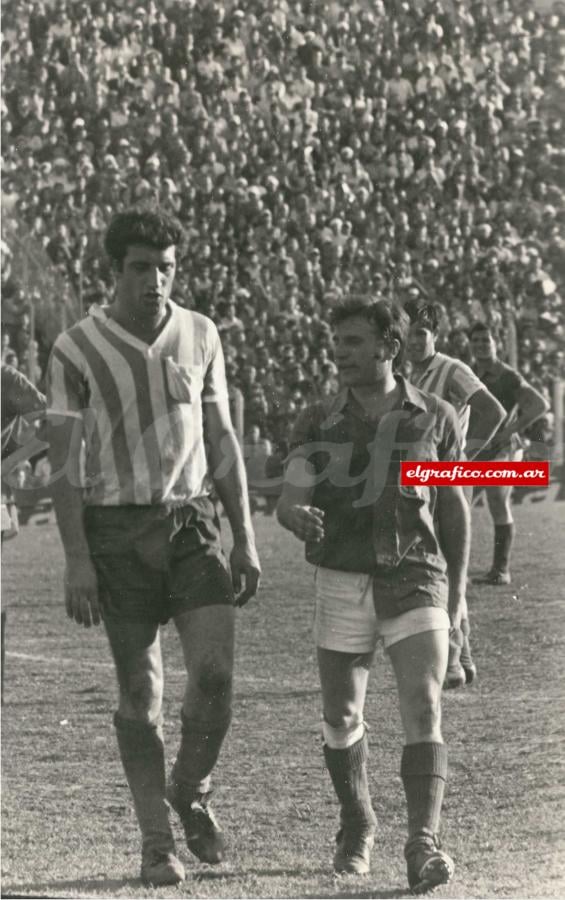 Alfio, en sus primeros tiempos en la primera de Racing “conversando amablemente”, con otro rebelde, Toscano Rendo de San Lorenzo.