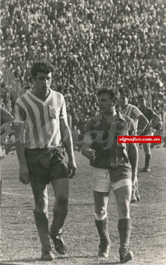 Imagen Alfio, en sus primeros tiempos en la primera de Racing “conversando amablemente”, con otro rebelde, Toscano Rendo de San Lorenzo.