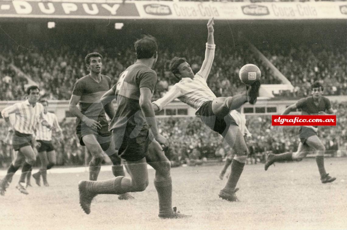 Imagen 1965. “Pegada” al pie contra el Boca de otro caudillo: el “Rata” Rattín (foto N. J. González).