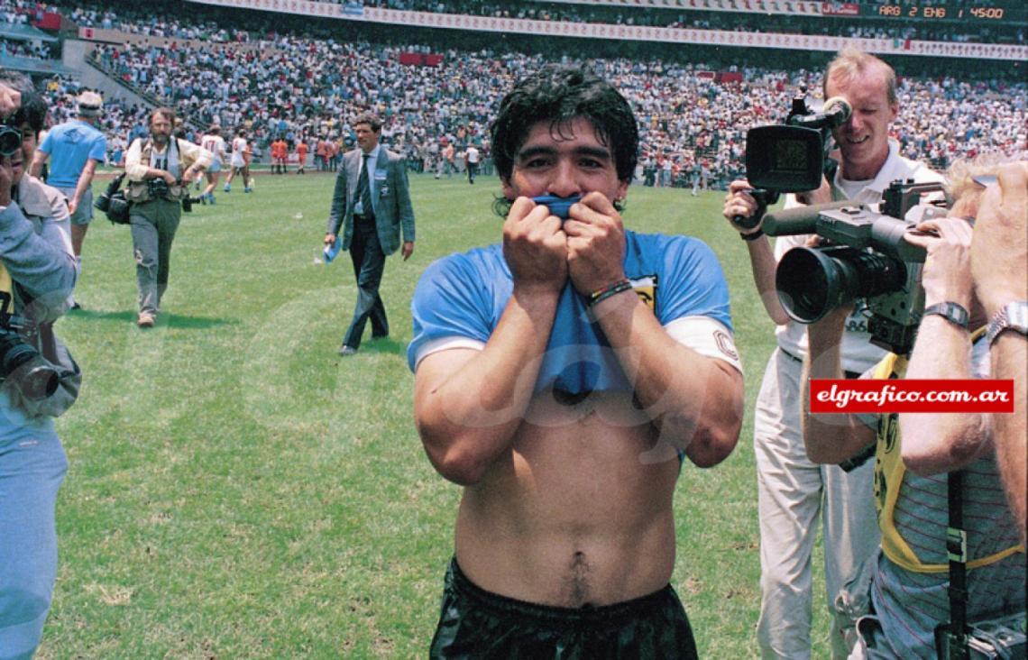 Imagen MARADONA besa la camiseta que se volvió leyenda luego de sus goles a Inglaterra en el estadio Azteca.