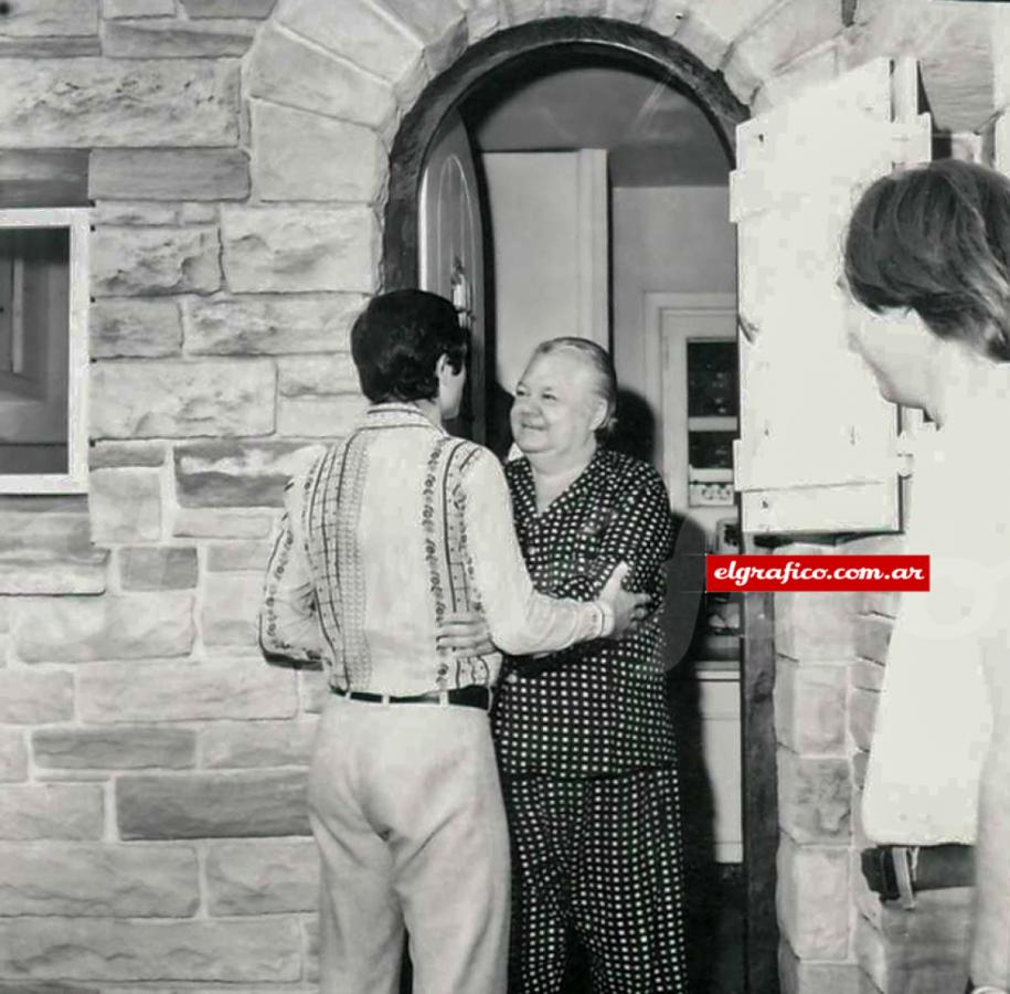 Imagen La despedida de Troilo a Perfumo en la puerta de su casa.