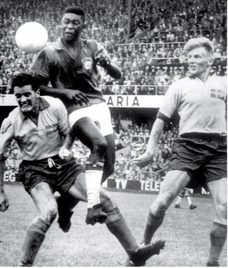 Imagen Pelé, el rey que estrenó su corona en Suecia: tenía 17 años, marcó seis goles y fue la clave para que Brasil ganara su primer Mundial.