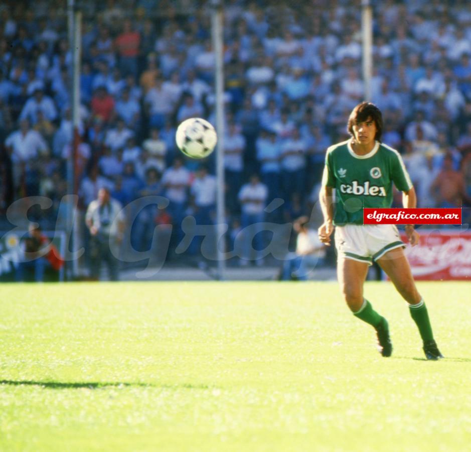 Imagen Proveniente de Villa Dálmine ascendió a Primera con Mandiyú en 1988. En el futuro sería campeón de la Libertadores e Intercontinental con Vélez (1994) y con Boca (2000). Se retiró en Villa Dálmine en el 2003.