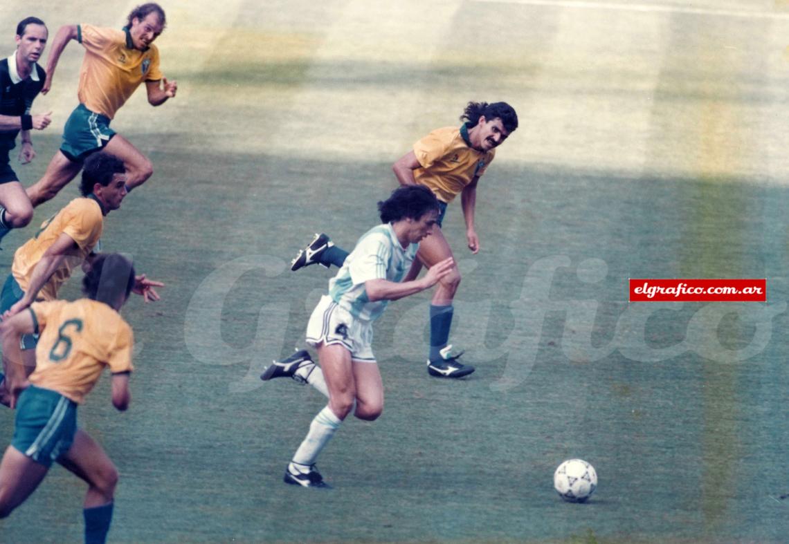 El Pepe en el Mundial de Italia 90 frente a Brasil. Fue subcampeópn Mundial en el equipo de Bilardo y Campeón de America con Basile en Ecuador 1993.