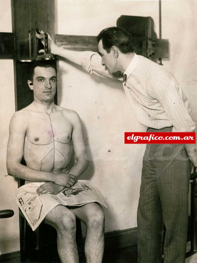 Imagen Curiosa foto de Zumelzú en un chequeo médico. Con la Selección Argentina obtuvo los Campeonatos Sudamericanos de 1927 y 1929 y fue subcampeón olímpico en 1928 y mundial en 1930.