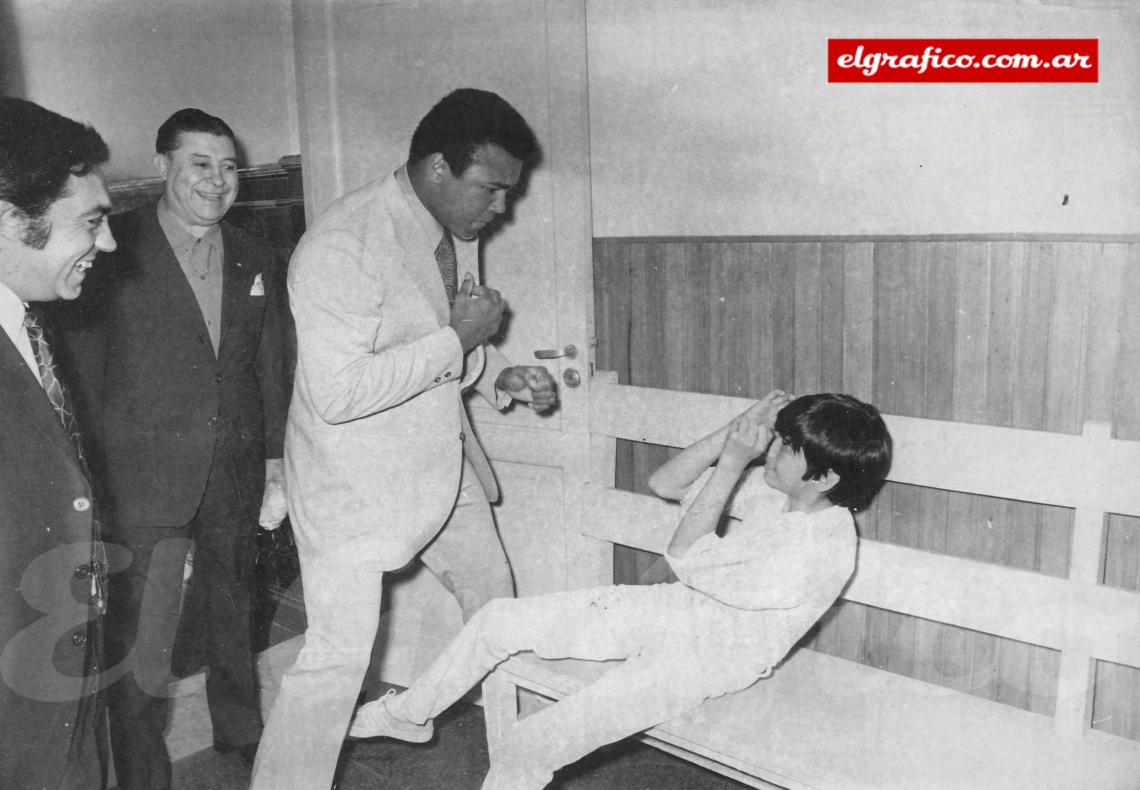 Realizó una exhibición muy liviana en cancha de Atlanta frente al argentino Miguel Ángel Páez. El final fue un bochorno por la invasión del ring de desaforados espectadores.