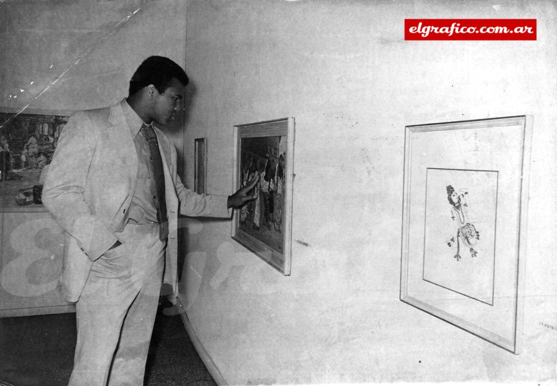 Visitando y eligiendo cuadros en la galería Velázquez de la calle Maipú.