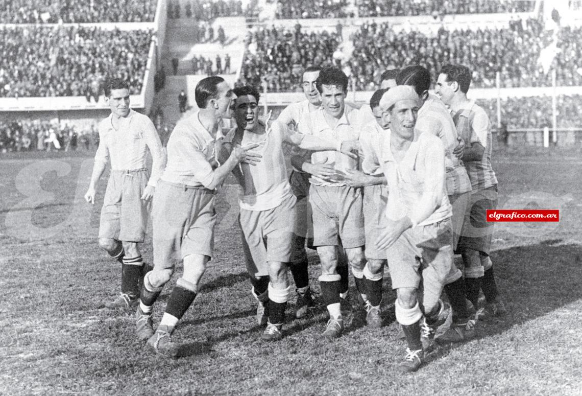 Festejo argentino en el estadio Centenario: Ferreira, Paternoster, Peucelle, Stábile, Scopetti, Juan y Mario Evaristo.