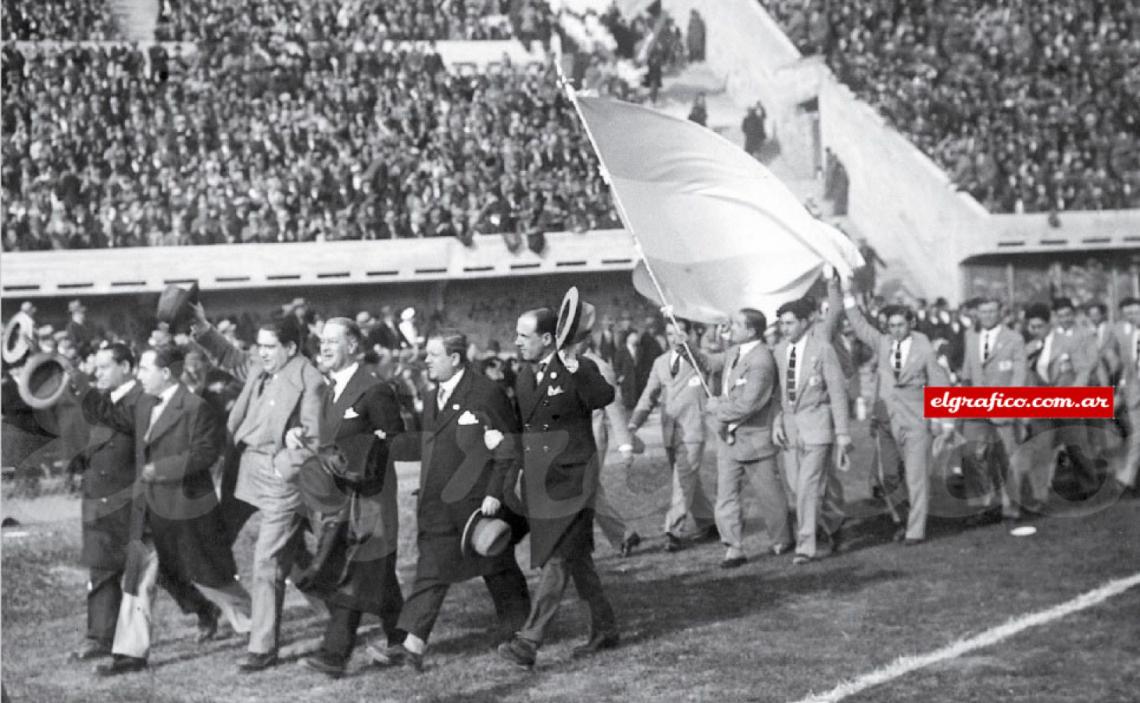 Imagen La delegación argentina desfila en la fiesta inaugural, curiosamente realizada a mitad de campeonato, puesto que las obras del Centenario no se terminaron a tiempo por la lluvia.