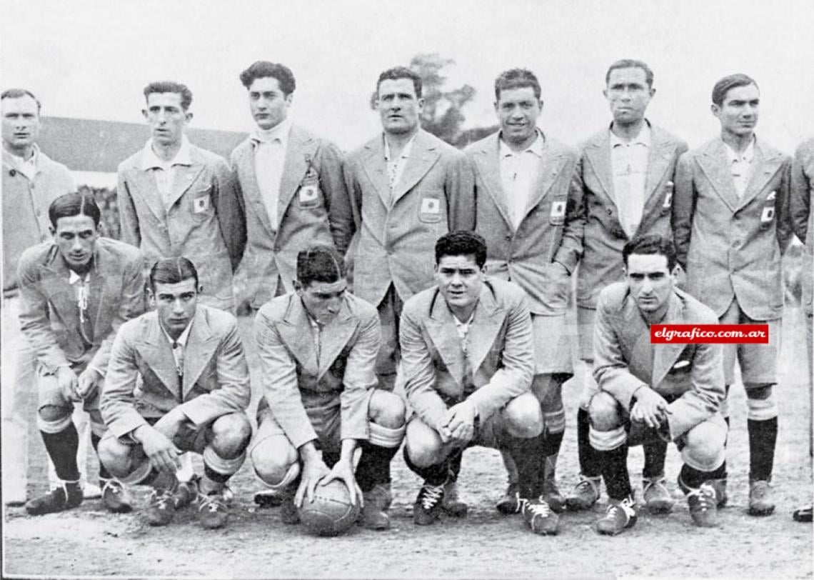 El equipo que jugó el primer partido de Argentina en la historia de los mundiales, ante Francia. Arriba: J. Evaristo, Bossio, Monti, Muttis, Della Torre, Arico Suárez. Abajo: Natalio Perinetti, Varallo, Ferreira, Cherro, M. Evaristo.